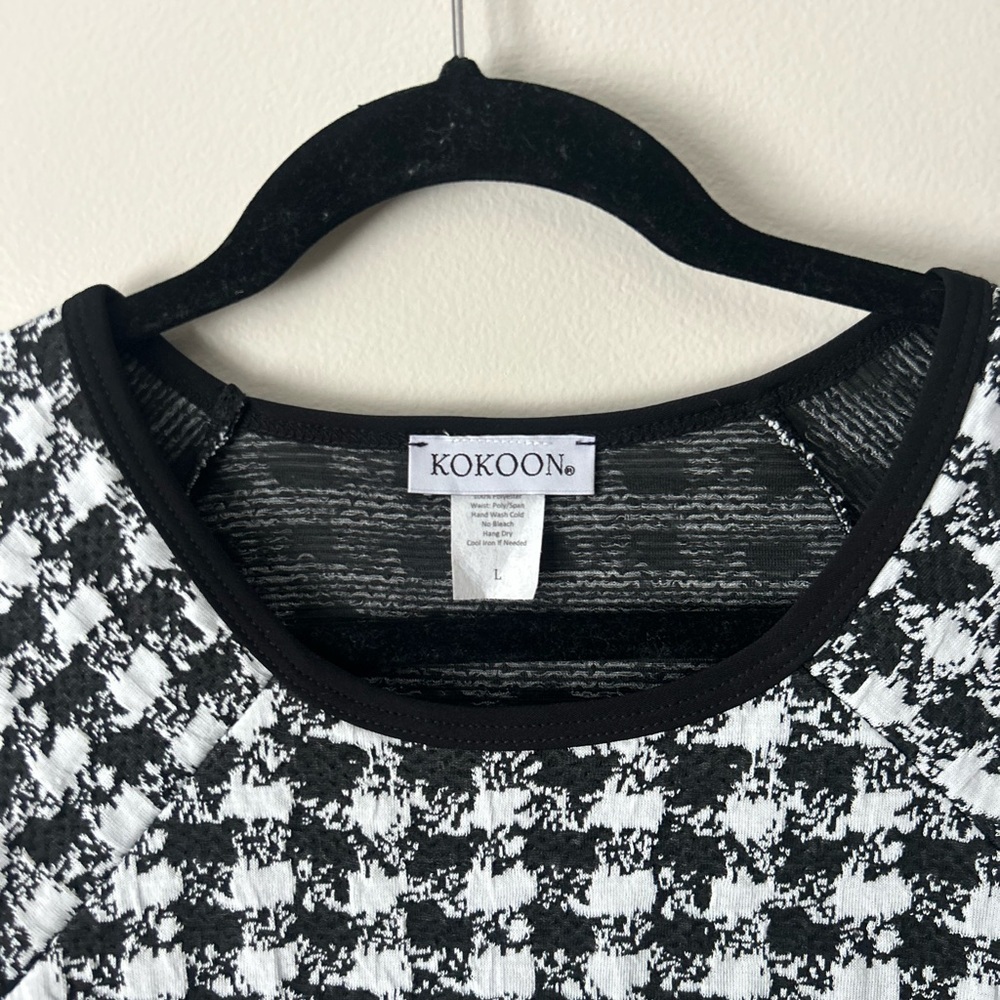 Chic Black and White Houndstooth Blouse - Picture 3 of 3